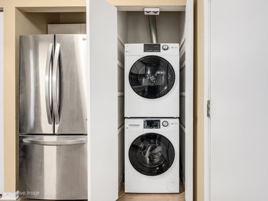 Glen Ellyn living near College of DuPage! This inviting on Village Links of Glen Ellyn in Illinois - for sale on GolfHomes.com, golf home, golf lot