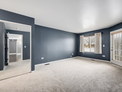 Glen Ellyn living near College of DuPage! This inviting on Village Links of Glen Ellyn in Illinois - for sale on GolfHomes.com, golf home, golf lot