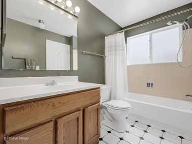 Glen Ellyn living near College of DuPage! This inviting on Village Links of Glen Ellyn in Illinois - for sale on GolfHomes.com, golf home, golf lot