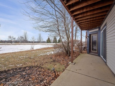 Glen Ellyn living near College of DuPage! This inviting on Village Links of Glen Ellyn in Illinois - for sale on GolfHomes.com, golf home, golf lot