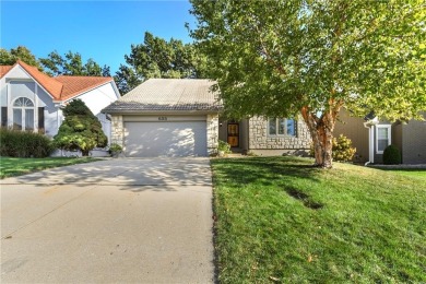 Welcome to 633 NE Saint Andrews Circle -- a beautifully on Lakewood Oaks Golf Club, Ltd. in Missouri - for sale on GolfHomes.com, golf home, golf lot