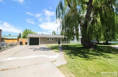 Come see this cozy adorable single level home with great curb on Pinecrest Golf Club in Idaho - for sale on GolfHomes.com, golf home, golf lot