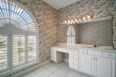 Lakefront home in the desirable Country Club of Mount Dora! on Country Club of Mount Dora in Florida - for sale on GolfHomes.com, golf home, golf lot