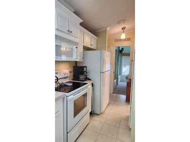 CHEERFUL, WELL-KEPT MOBILE HOME IN ACTIVE 55+ FLORIDA COMMUNITY! on River Run Golf Links in Florida - for sale on GolfHomes.com, golf home, golf lot