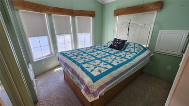 CHEERFUL, WELL-KEPT MOBILE HOME IN ACTIVE 55+ FLORIDA COMMUNITY! on River Run Golf Links in Florida - for sale on GolfHomes.com, golf home, golf lot