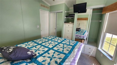 CHEERFUL, WELL-KEPT MOBILE HOME IN ACTIVE 55+ FLORIDA COMMUNITY! on River Run Golf Links in Florida - for sale on GolfHomes.com, golf home, golf lot