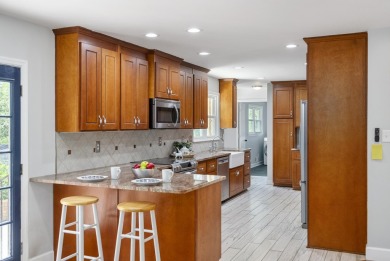 At 101 Vivion Drive, you will find a delightful 3-4 bedroom home on Houndslake Country Club in South Carolina - for sale on GolfHomes.com, golf home, golf lot