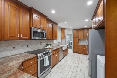 At 101 Vivion Drive, you will find a delightful 3-4 bedroom home on Houndslake Country Club in South Carolina - for sale on GolfHomes.com, golf home, golf lot