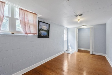 At 101 Vivion Drive, you will find a delightful 3-4 bedroom home on Houndslake Country Club in South Carolina - for sale on GolfHomes.com, golf home, golf lot