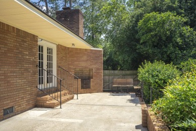 At 101 Vivion Drive, you will find a delightful 3-4 bedroom home on Houndslake Country Club in South Carolina - for sale on GolfHomes.com, golf home, golf lot