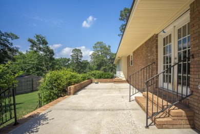 At 101 Vivion Drive, you will find a delightful 3-4 bedroom home on Houndslake Country Club in South Carolina - for sale on GolfHomes.com, golf home, golf lot
