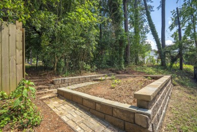 At 101 Vivion Drive, you will find a delightful 3-4 bedroom home on Houndslake Country Club in South Carolina - for sale on GolfHomes.com, golf home, golf lot
