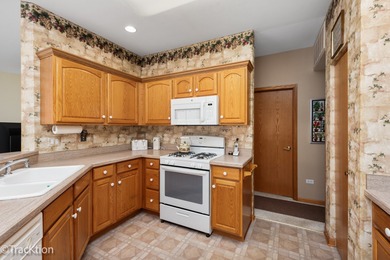 Thia home is light. bright. cozy and comfortable! A Whitney on Carillon Lakes 3 Hole Course in Illinois - for sale on GolfHomes.com, golf home, golf lot