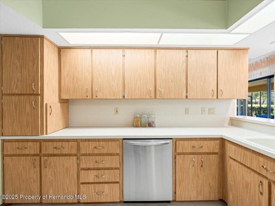 Located in Glen Lakes, this 1990 Alexander Boca Grande Deluxe on Glen Lakes Country Club in Florida - for sale on GolfHomes.com, golf home, golf lot