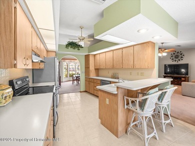 Located in Glen Lakes, this 1990 Alexander Boca Grande Deluxe on Glen Lakes Country Club in Florida - for sale on GolfHomes.com, golf home, golf lot