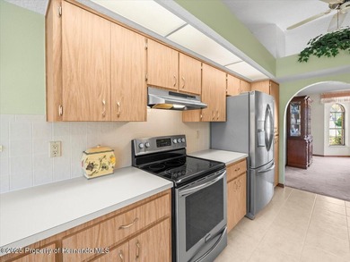 Located in Glen Lakes, this 1990 Alexander Boca Grande Deluxe on Glen Lakes Country Club in Florida - for sale on GolfHomes.com, golf home, golf lot