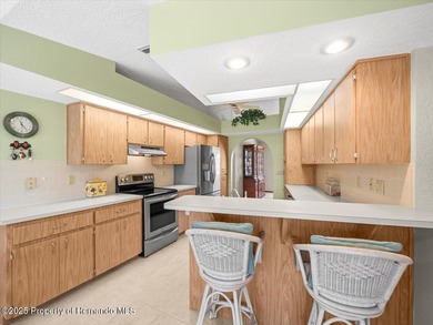 Located in Glen Lakes, this 1990 Alexander Boca Grande Deluxe on Glen Lakes Country Club in Florida - for sale on GolfHomes.com, golf home, golf lot