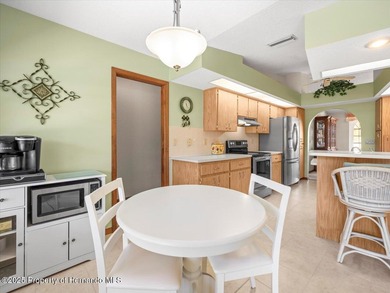 Located in Glen Lakes, this 1990 Alexander Boca Grande Deluxe on Glen Lakes Country Club in Florida - for sale on GolfHomes.com, golf home, golf lot