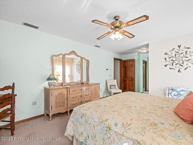 Located in Glen Lakes, this 1990 Alexander Boca Grande Deluxe on Glen Lakes Country Club in Florida - for sale on GolfHomes.com, golf home, golf lot