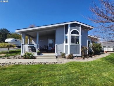 Immaculate triple-wide 3bd 2 bath mfg. on 1.74 acres overlooking on China Creek Golf Course in Oregon - for sale on GolfHomes.com, golf home, golf lot