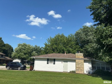 Homeowners have lived in this home for almost 40 years and on Edgewood Golf Course in Illinois - for sale on GolfHomes.com, golf home, golf lot