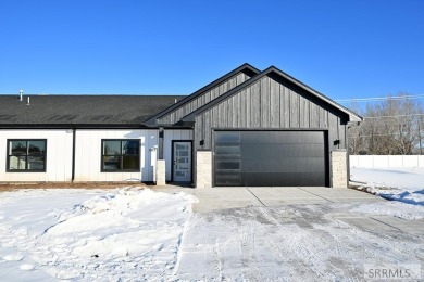 This stunning townhouse, located adjacent to the Sage Lakes Golf on Sage Lakes Municipal Golf Course in Idaho - for sale on GolfHomes.com, golf home, golf lot