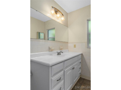 Beautiful Golf Course Home - Move-In Ready! Perfectly maintained on Inverness Golf and Country Club in Florida - for sale on GolfHomes.com, golf home, golf lot