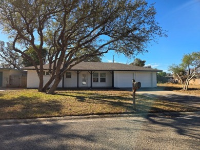 Great 3/2/2 in the coveted Subdivision of Little Bay Shores! on Rockport Country Club in Texas - for sale on GolfHomes.com, golf home, golf lot