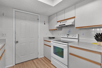 Under contract-accepting backup offers. Welcome to the PREMIER on The Links of Spruce Creek in Florida - for sale on GolfHomes.com, golf home, golf lot