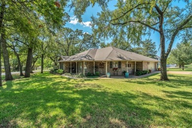 Immaculate and ready for immediate move in! This 3 BR, 2 BA, 2 on Lake Kiowa Golf Course in Texas - for sale on GolfHomes.com, golf home, golf lot
