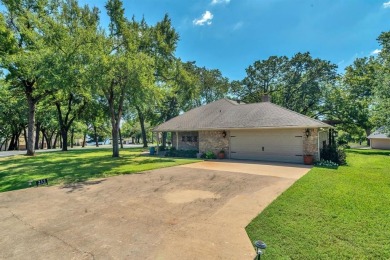 Immaculate and ready for immediate move in! This 3 BR, 2 BA, 2 on Lake Kiowa Golf Course in Texas - for sale on GolfHomes.com, golf home, golf lot