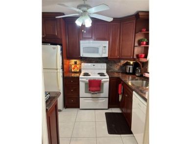 Beautiful, spacious and well kept 1 bedroom condo with 1 and a on Sunrise Lakes Phase III in Florida - for sale on GolfHomes.com, golf home, golf lot