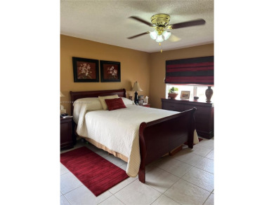 Beautiful, spacious and well kept 1 bedroom condo with 1 and a on Sunrise Lakes Phase III in Florida - for sale on GolfHomes.com, golf home, golf lot