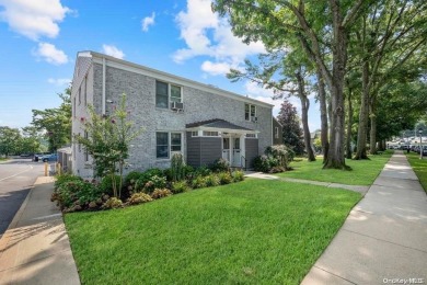 Welcome to this bright, first-floor corner unit in Trousdell on Glen Head Country Club in New York - for sale on GolfHomes.com, golf home, golf lot