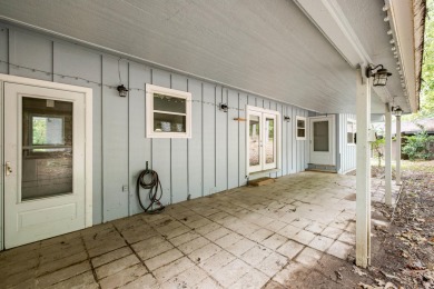 Motivated Seller, bring your offer! This recently remodeled on DeSoto Golf Course in Arkansas - for sale on GolfHomes.com, golf home, golf lot