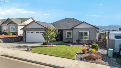 Adorable better than new home in highly desired West Sutherlin on Oak Hills Golf Club / Umpqua Golf Resort in Oregon - for sale on GolfHomes.com, golf home, golf lot