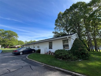 Lovely Oakmont in a beautiful setting. Located at the end of a on Leisure Village Golf Course in New York - for sale on GolfHomes.com, golf home, golf lot