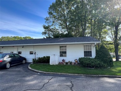 Lovely Oakmont in a beautiful setting. Located at the end of a on Leisure Village Golf Course in New York - for sale on GolfHomes.com, golf home, golf lot