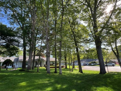 Lovely Oakmont in a beautiful setting. Located at the end of a on Leisure Village Golf Course in New York - for sale on GolfHomes.com, golf home, golf lot