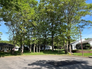 Lovely Oakmont in a beautiful setting. Located at the end of a on Leisure Village Golf Course in New York - for sale on GolfHomes.com, golf home, golf lot