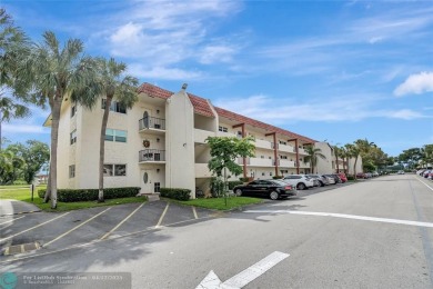 Full Two Bedroom With Lake View On Par 3 Golf Course-Paid Up Rec on Hollybrook Golf and Tennis Club  in Florida - for sale on GolfHomes.com, golf home, golf lot