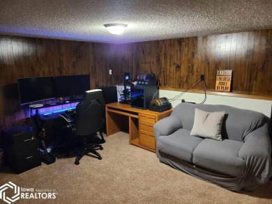 Great 3 bedroom, 1.5 bath split level home with an attached 2 on Linn Grove Country Club in Iowa - for sale on GolfHomes.com, golf home, golf lot