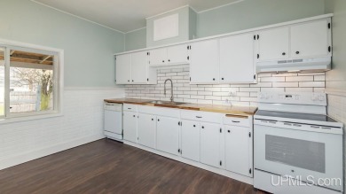 This spacious and charming 4 bedroom, 1.5 bath home is move-in on Pine Grove Country Club in Michigan - for sale on GolfHomes.com, golf home, golf lot