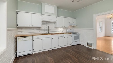 This spacious and charming 4 bedroom, 1.5 bath home is move-in on Pine Grove Country Club in Michigan - for sale on GolfHomes.com, golf home, golf lot