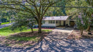 Charming and fully renovated... This cozy 3-bedroom, 1-bath home on Osceola Municipal Golf Course in Florida - for sale on GolfHomes.com, golf home, golf lot