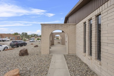 Welcome to your charming retreat on a peaceful cul-de-sac! This on Tierra Del Sol Golf Course in New Mexico - for sale on GolfHomes.com, golf home, golf lot