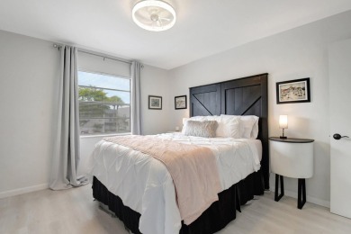 Stunning 2 BR 2 BTH top floor unit at King's Point  very on Kings Point Golf -Flanders Way in Florida - for sale on GolfHomes.com, golf home, golf lot