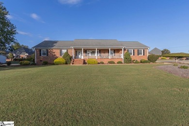 Smithfields - This 3-bedroom, 2 1/2 bath all-brick one level on Smithfields Country Club in South Carolina - for sale on GolfHomes.com, golf home, golf lot