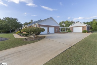 Smithfields - This 3-bedroom, 2 1/2 bath all-brick one level on Smithfields Country Club in South Carolina - for sale on GolfHomes.com, golf home, golf lot