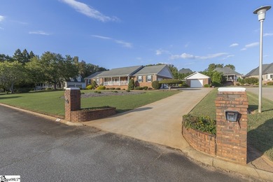 Smithfields - This 3-bedroom, 2 1/2 bath all-brick one level on Smithfields Country Club in South Carolina - for sale on GolfHomes.com, golf home, golf lot
